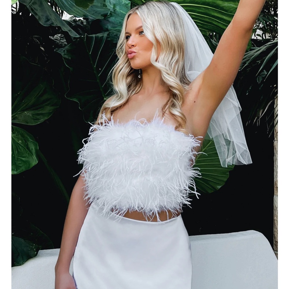 White fox feather white top